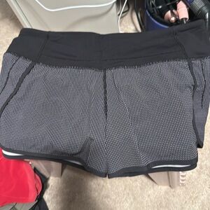 Lululemon Speed Up Short 2.5" size 8 Black and white